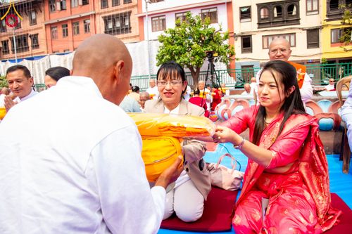 ภาพ No.313432:วันพฤหัสบดีที่ 12 มีนาคม พ.ศ. 2569 พิธีมอบบาตรและผ้าไตรในโครงการบรรพชาสามเณร 500 รูป  ณ นาคบาฮาล (Nagbahal) ประเทศเนปาล