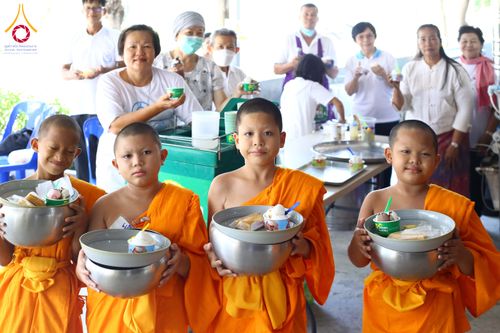 ภาพ No.320945:วันเสาร์ที่ 11 เมษายน พ.ศ.2569 พิธีตักบาตรฉลองสามเณรใหม่ ณ ศูนย์อบรมเยาวชนนครปฐม