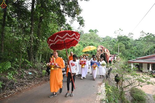 ภาพ No.278867:วันที่ 1 พฤศจิกายน  2568 กฐินสมทบวัดต่างประเทศ โดยคณะศิษยานุศิษย์ บูชาธรรม 81 ปี หลวงพ่อธัมมชโย กฐินช้างศรีลังกา  ณ วัดสุวรรณวิหาร เขตอาวิซาเวรี ประเทศศรีลังกา