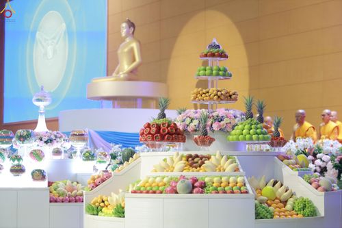 ภาพ No.311395:วันอาทิตย์ต้นเดือนที่ 1 มีนาคม พ.ศ.2569 พิธีตักบาตร และ พิธีบูชาข้าวพระ ณ สภาธรรมกายสากล วัดพระธรรมกาย