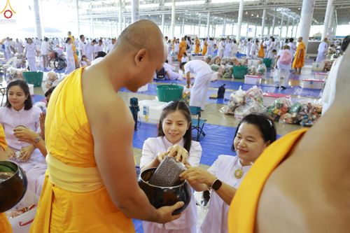 ภาพ No.318216:วันอาทิตย์ต้นเดือนที่ 5 เมษายน พ.ศ.2569 พิธีตักบาตร ณ บ้านแก้วเรือนทองคุณยายอาจารย์ฯ วัดพระธรรมกาย