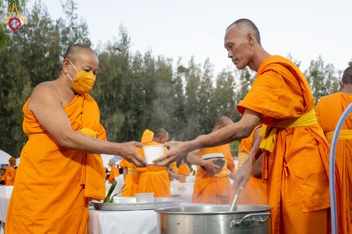 ภาพ No.292729:วันที่ 12 มกราคม พ.ศ. 2569 พิธีถวายภัตตาหารเป็นสังฆทาน แด่พระธรรมยาตรา ณ อนุสรณ์สถานมหาวิหารพระมงคลเทพมุนี (โลตัสแลนด์) อ.สองพี่น้อง จ.สุพรรณบุรี ในโครงการธรรมยาตรา กตัญญูบูชา มหาปูชนียาจารย์ พระมงคลเทพมุนี(สด จนฺทสโร) พระผู้ปราบมาร อนุสรณ์สถาน 7 แห่ง ปี