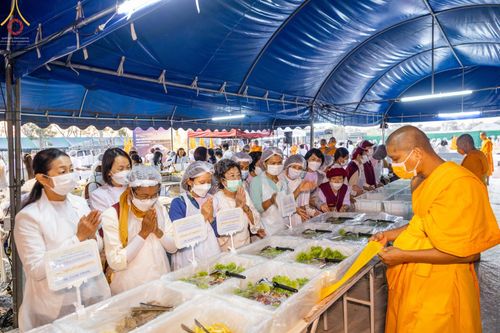 ภาพ No.74406:พิธีถวายภัตตาหารเป็นสังฆทาน แด่คณะพระธรรมยาตราฯ ในโครงการธรรมยาตรากตัญญูบูชา มหาปูชนียาจารย์ พระมงคลเทพมุนี(สด จนฺทสโร) พระผู้ปราบมาร อนุสรณ์สถาน 7 แห่ง ปีที่ 11 วันที่ 26 มกราคม พ.ศ. 2566