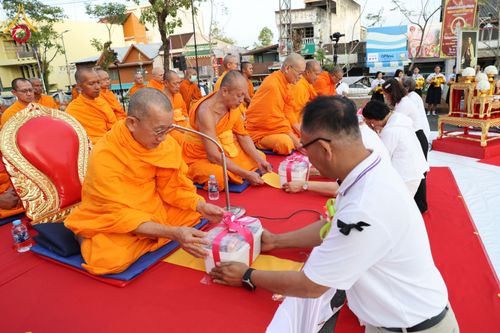 ภาพ No.310307:วันอาทิตย์ที่ 15 กุมภาพันธ์ พ.ศ. 2569 ตักบาตรพระ 1,000 รูป เมืองตรัง ปีที่ 2 ณ ลานพระบรมราชานุสาวรีย์ รัชกาลที่ 5 (หน้าศาลจังหวัดตรัง)อ.เมือง จ.ตรัง