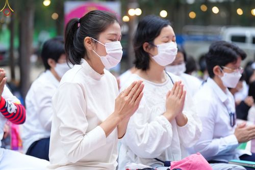 ภาพ No.69701:พิธีตักบาตรพระธรรมยาตราฯ ในโครงการธรรมยาตรากตัญญูบูชา มหาปูชนียาจารย์ พระมงคลเทพมุนี(สด จนฺทสโร) พระผู้ปราบมาร ปีที่ 11 ณ อนุสรณ์สถานลำดับที่ 1 สถานที่เกิดด้วยรูปกายเนื้อ อนุสรณ์สถานมหาวิหารพระมงคลเทพมุนี อ.สองพี่น้อง จ.สุพรรณบุรี