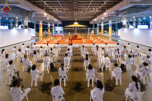 ภาพ No.286766:วันอาสาฬหบูชา วันพฤหัสบดีที่ 10 กรกฏาคม พ.ศ.2568  พิธีเวียนประทักษิณรอบพระมหาธรรมกายเจดีย์ , พิธีฉลองชัยสวดมนต์บทธัมมจักกัปปวัตตนสูตร ครบ 7,520,000,000 จบ ณ มหารัตนวิหารคด วัดพระธรรมกาย