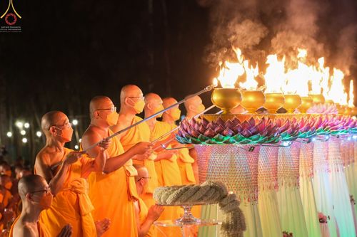 ภาพ No.69353:พิธีจุดประทีปถวายเป็นพุทธบูชา และบูชาธรรมมหาปูชนียาจารย์ ในโครงการธรรมยาตรากตัญญูบูชา มหาปูชนียาจารย์ พระมงคลเทพมุนี(สด จนฺทสโร) พระผู้ปราบมาร ปีที่ 11 ณ อนุสรณ์สถานมหาวิหารพระมงคลเทพมุนี อ.สองพี่น้อง จ.สุพรรณบุรี
