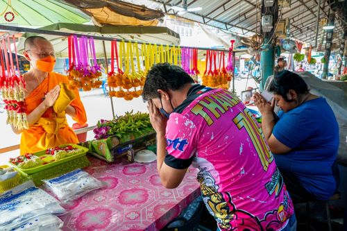 ภาพ No.69005:พิธีต้อนรับพระธรรมยาตรา ในโครงการธรรมยาตรากตัญญูบูชา มหาปูชนียาจารย์ พระมงคลเทพมุนี(สด จนฺทสโร) พระผู้ปราบมาร อนุสรณ์สถาน 7 แห่ง ปีที่ 11 วันที่ 3 มกราคม พ.ศ. 2566 ณ อนุสรณ์สถานมหาวิหารพระมงคลเทพมุนี จ.สุพรรณบุรี