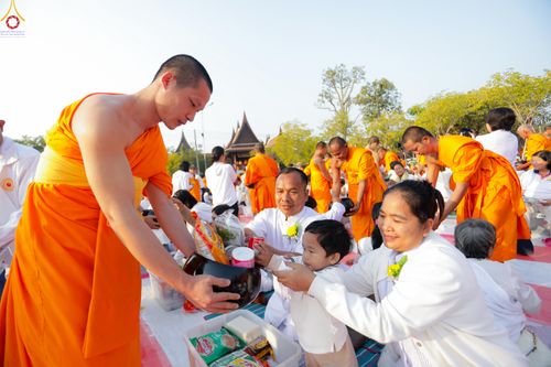 ภาพ No.294497:วันที่ 14 มกราคม พ.ศ. 2569 พิธีตักบาตรพระธรรมยาตรา ณ วัดสองพี่น้อง ต.ต้นตาล อ.สองพี่น้อง จ.สุพรรณบุรี ในโครงการธรรมยาตรา กตัญญูบูชา มหาปูชนียาจารย์ พระมงคลเทพมุนี(สด จนฺทสโร) พระผู้ปราบมาร อนุสรณ์สถาน 7 แห่ง ปีที่ 14