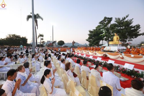ภาพ No.284174:วันเสาร์ที่ 20 ธันวาคม พ.ศ.2568  พิธีตักบาตรพระ 10,000 รูป เนื่องในโอกาส 194 ปี จังหวัดกาญจนบุรี และอุทิศส่วนกุศลให้แด่บรรพชนทั้งหลาย บริเวณถนนสองแคว (Skywalk) เมืองกาญจนบุรี