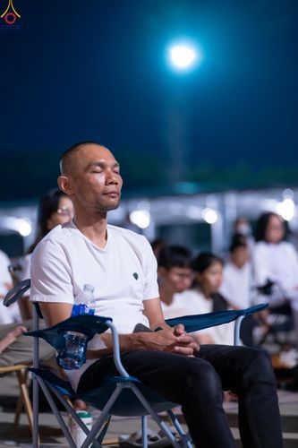 ภาพ No.280377:วันที่ 31 ธันวาคม พ.ศ.2568 -วันที่ 1 มกราคม พ.ศ.2569 พิธีฉลองชัยสวดมนต์บทธัมมจักกับปปวัตนสูตร ครบ 8,000,000,000 จบ , พิธีสวดมนต์ข้ามปี ณ วัดพระธรรมกาย