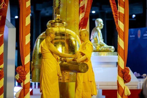 ภาพ No.345922:วันพฤหัสบดีที่ 27 สิงหาคม พ.ศ.2569 พิธีฉลองชัยสวดมนต์บทธัมมจักกัปปวัตตนสูตร 8,657,585,858 จบ ณ มหารัตนวิหารคด วัดพระธรรมกาย