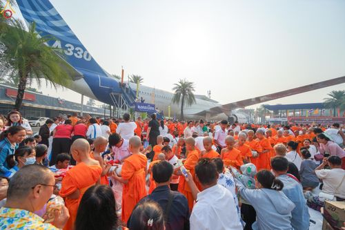 ภาพ No.321065:วันอาทิตย์ที่ ๑๒ เมษายน พ.ศ ๒๕๖๙ พิธีตักบาตรปี๋ใหม่เมืองพระภิกษุสงฆ์ ๓๓๙ รูป  อุทิศถวายพระราชกุศลสมเด็จพระนางสิริกิติ์  พระบรมราชินีนาถ พระบรมราชชนนีพันปีหลวง และฉลองเมืองแม่แตงครบรอบ ๑๑๙ ปี ณ ลานโรงแรมแอร์ไดมอนด์ อำเภอแม่แตง จังหวัดเชียงใหม่