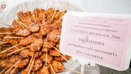 ภาพ No.73790:พิธีถวายภัตตาหารเป็นสังฆทาน แด่คณะพระธรรมยาตราฯ ในโครงการธรรมยาตรากตัญญูบูชา มหาปูชนียาจารย์ พระมงคลเทพมุนี(สด จนฺทสโร) พระผู้ปราบมาร อนุสรณ์สถาน 7 แห่ง ปีที่ 11 วันที่ 22 มกราคม พ.ศ. 2566