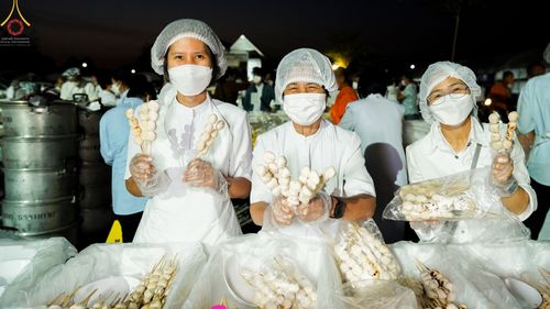 ภาพ No.72570:พิธีถวายภัตตาหารเป็นสังฆทาน แด่คณะพระธรรมยาตราฯ ในโครงการธรรมยาตรากตัญญูบูชา มหาปูชนียาจารย์ พระมงคลเทพมุนี(สด จนฺทสโร) พระผู้ปราบมาร อนุสรณ์สถาน 7 แห่ง ปีที่ 11 วันที่ 19 มกราคม พ.ศ. 2566