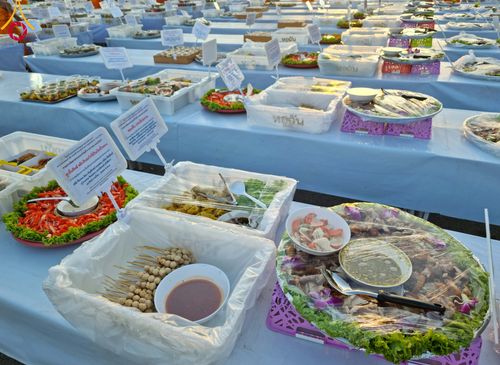 ภาพ No.106049:พิธีถวายภัตตาหารเป็นสังฆทาน แด่คณะพระธรรมยาตราฯ ในโครงการธรรมยาตรากตัญญูบูชา มหาปูชนียาจารย์ พระมงคลเทพมุนี(สด จนฺทสโร) พระผู้ปราบมาร อนุสรณ์สถาน 7 แห่ง ปีที่ 12 วันที่ 3 มกราคม พ.ศ. 2567 ณ อนุสรณ์สถานโลตัสแลนด์ จ.สุพรรณบุรี