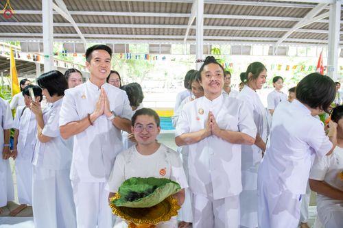 ภาพ No.338387:วันอาทิตย์ที่ 5 กรกฎาคม พศ.2569 พิธีตัดปอยผมธรรมทายาทนานาชาติ IDOP รุ่นที่ 21 จากประเทศจีน มาเลเซีย สิงคโปร์ และไต้หวัน ณ โถงช้าง วัดพระธรรมกาย
