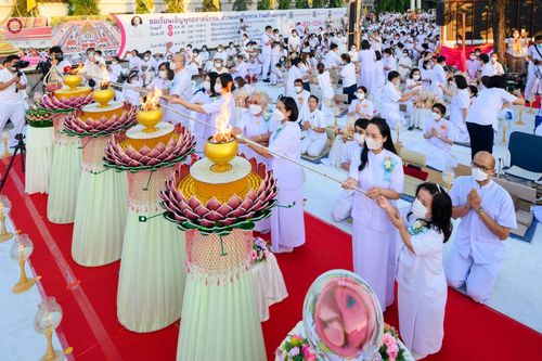 ภาพ No.73266:พิธีจุดประทีปถวายเป็นพุทธบูชา และบูชาธรรมมหาปูชนียาจารย์ ในโครงการธรรมยาตรากตัญญูบูชา มหาปูชนียาจารย์ พระมงคลเทพมุนี(สด จนฺทสโร) พระผู้ปราบมาร ปีที่ 11 ณ อนุสรณ์สถานลำดับที่ 4 สถานที่เกิดด้วยกายธรรม วัดโบสถ์ (บน) บางคูเวียง อ.บางกรวย จ.นนทบุรี วันที่ 21 