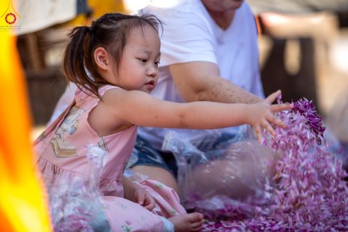 ภาพ No.105789:พิธีต้อนรับพระธรรมยาตรา ในโครงการธรรมยาตรากตัญญูบูชา มหาปูชนียาจารย์ พระมงคลเทพมุนี(สด จนฺทสโร) พระผู้ปราบมาร อนุสรณ์สถาน 7 แห่ง ปีที่ 12 วันที่ 3 มกราคม พ.ศ. 2567 ณ อนุสรณ์สถานโลตัสแลนด์ จ.สุพรรณบุรี