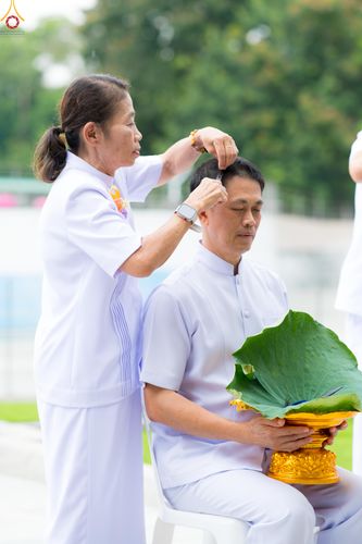 ภาพ No.330527:วันที่ 30 พฤษภาคม พ.ศ.2569 พิธีตัดปอยผมและปลงผม อุบาสกอุปสมบทอุทิศชีวิต 11 ท่าน (ภาพชุดที่ 2) ณ โบสถ์พระไตรปิฎก วัดพระธรรมกาย จังหวัดปทุมธานี