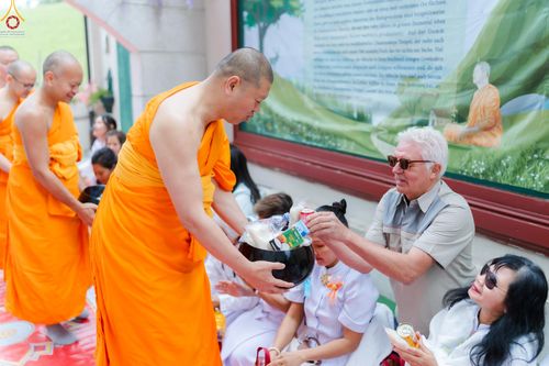 ภาพ No.286161:วันที่ 13 กรกฎาคม พ.ศ. 2568  พิธีทอดผ้าป่าฉลอง 13 ปี  วัดพระธรรมกายสวิตเซอร์แลนด์