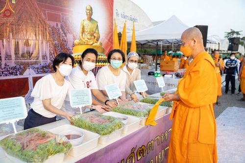 ภาพ No.72929:พิธีถวายภัตตาหารเป็นสังฆทาน แด่คณะพระธรรมยาตราฯ ในโครงการธรรมยาตรากตัญญูบูชา มหาปูชนียาจารย์ พระมงคลเทพมุนี(สด จนฺทสโร) พระผู้ปราบมาร อนุสรณ์สถาน 7 แห่ง ปีที่ 11 วันที่ 20 มกราคม พ.ศ. 2566