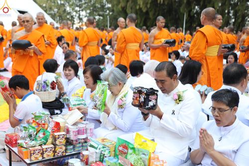 ภาพ No.289384:วันที่ 7 มกราคม พ.ศ. 2569 พิธีตักบาตรพระธรรมยาตรา ณ อนุสรณ์สถานลำดับที่ 1 สถานที่เกิดด้วยรูปกายเนื้อ อนุสรณ์สถานมหาวิหารพระมงคลเทพมุนี (โลตัสแลนด์) อ.สองพี่น้อง จ.สุพรรณบุรี ในโครงการธรรมยาตรา กตัญญูบูชา มหาปูชนียาจารย์ พระมงคลเทพมุนี(สด จนฺทสโร) พระผู้ป