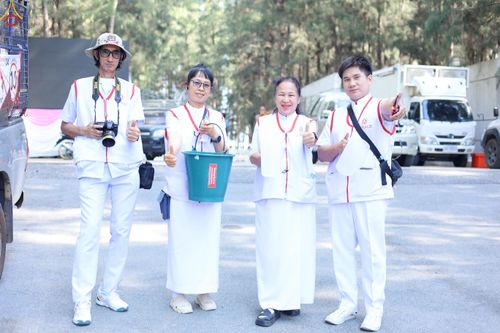ภาพ No.301393:ภาพเบื้องหลังอาสาสมัครรวมใจ ชุดที่ 4 ในโครงการธรรมยาตรา กตัญญูบูชา มหาปูชนียาจารย์ พระมงคลเทพมุนี(สด จนฺทสโร) พระผู้ปราบมาร อนุสรณ์สถาน 7 แห่ง ปีที่ 14