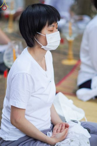 ภาพ No.69299:พิธีจุดประทีปถวายเป็นพุทธบูชา และบูชาธรรมมหาปูชนียาจารย์ ในโครงการธรรมยาตรากตัญญูบูชา มหาปูชนียาจารย์ พระมงคลเทพมุนี(สด จนฺทสโร) พระผู้ปราบมาร ปีที่ 11 ณ อนุสรณ์สถานมหาวิหารพระมงคลเทพมุนี อ.สองพี่น้อง จ.สุพรรณบุรี