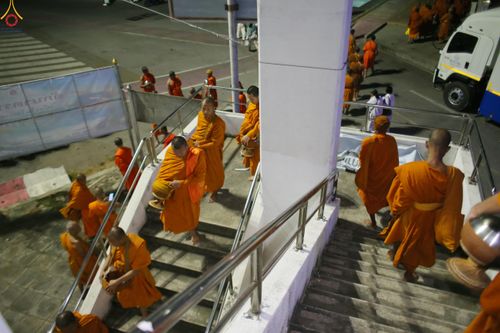 ภาพ No.284121:วันเสาร์ที่ 20 ธันวาคม พ.ศ.2568  พิธีตักบาตรพระ 10,000 รูป เนื่องในโอกาส 194 ปี จังหวัดกาญจนบุรี และอุทิศส่วนกุศลให้แด่บรรพชนทั้งหลาย บริเวณถนนสองแคว (Skywalk) เมืองกาญจนบุรี