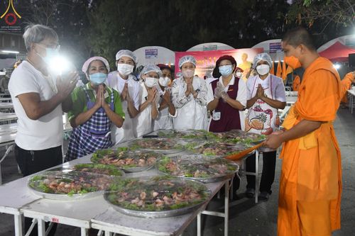 ภาพ No.69211:พิธีถวายภัตตาหารเป็นสังฆทาน แด่คณะพระธรรมยาตราฯ ในโครงการธรรมยาตราฯ ปีที่ 11 ณ อนุสรณ์สถานมหาวิหารพระมงคลเทพมุนี อ.สองพี่น้อง จ.สุพรรณบุรี วันที่ 4 และ 5 มกราคม พ.ศ. 2566