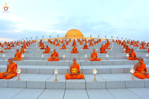 ภาพ No.81744:พิธีจุดวิสาขประทีปและเวียนประทักษิณ เนื่องในวันวิสาขบูชา วันเสาร์ที่ 3 มิถุนายน 2566 ณ ลานธรรมพระมหาธรรมกายเจดีย์ วัดพระธรรมกาย จ.ปทุมธานี