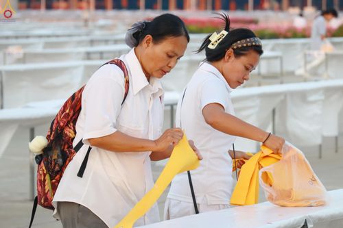 ภาพ No.321934:วันที่ 11-12 เมษายน พ.ศ.2569 การเตรียมงาน มัดถุงน้ำ , ผูกผ้าระบาย , เตรียมจุดฉันภัตตาหาร เพื่องานถวายมหาสังฆทาน 40,000 กว่าวัดทั่วประเทศ วันคุ้มครองโลก 22 เมษายน พ.ศ.2569 วัดพระธรรมกาย