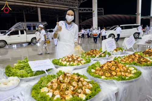 ภาพ No.121148:พิธีถวายภัตตาหารเป็นสังฆทาน แด่คณะพระธรรมยาตราฯ ในโครงการธรรมยาตรากตัญญูบูชา มหาปูชนียาจารย์ พระมงคลเทพมุนี(สด จนฺทสโร) พระผู้ปราบมาร อนุสรณ์สถาน 7 แห่ง ปีที่ 12 วันที่ 30 มกราคม พ.ศ. 2567 ณ สภาธรรมกายสากล วัดพระธรรมกาย