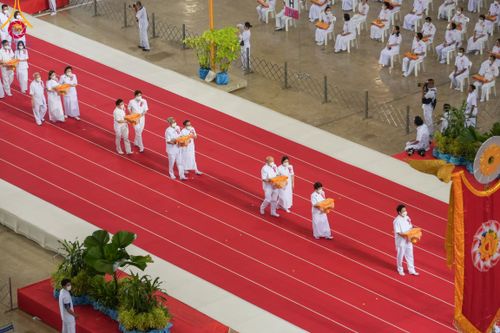 ภาพ No.92221:พิธีทอดกฐินธรรมชัยเพื่อสร้างอาคาร 115 ปี คุณยายอาจารย์มหารัตนอุบาสิกาจันทร์ ขนนกยูง อาทิตย์ต้นเดือนที่ 5 พฤศจิกายน พ.ศ. 2566 ณ วัดพระธรรมกาย จ.ปทุมธานี