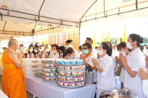 ภาพ No.72516:พิธีถวายภัตตาหารเป็นสังฆทาน แด่คณะพระธรรมยาตราฯ ในโครงการธรรมยาตรากตัญญูบูชา มหาปูชนียาจารย์ พระมงคลเทพมุนี(สด จนฺทสโร) พระผู้ปราบมาร อนุสรณ์สถาน 7 แห่ง ปีที่ 11 วันที่ 19 มกราคม พ.ศ. 2566