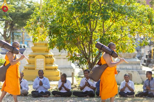 ภาพ No.106108:พิธีต้อนรับพระธรรมยาตรา ชุด 2 ในโครงการธรรมยาตรากตัญญูบูชา มหาปูชนียาจารย์  พระมงคลเทพมุนี(สด จนฺทสโร) พระผู้ปราบมาร  อนุสรณ์สถาน 7 แห่ง ปีที่ 12  วันที่ 3 มกราคม พ.ศ. 2567  ณ อนุสรณ์สถานโลตัสแลนด์ จ.สุพรรณบุรี