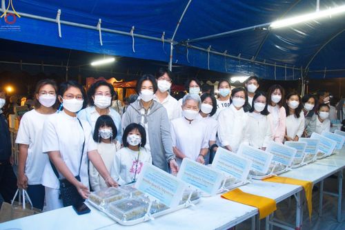 ภาพ No.74915:พิธีถวายภัตตาหารเป็นสังฆทาน แด่คณะพระธรรมยาตราฯ ในโครงการธรรมยาตรากตัญญูบูชา มหาปูชนียาจารย์ พระมงคลเทพมุนี(สด จนฺทสโร) พระผู้ปราบมาร อนุสรณ์สถาน 7 แห่ง ปีที่ 11 วันที่ 29 มกราคม พ.ศ. 2566