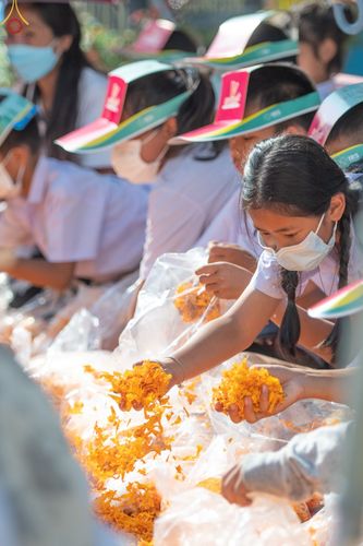 ภาพ No.72225:พิธีต้อนรับพระธรรมยาตรา ในโครงการธรรมยาตรากตัญญูบูชา มหาปูชนียาจารย์ พระมงคลเทพมุนี(สด จนฺทสโร) พระผู้ปราบมาร อนุสรณ์สถาน 7 แห่ง ปีที่ 11 วันที่ 18 มกราคม พ.ศ. 2566 ณ อนุสรณ์สถานลำดับที่ 4 สถานที่เกิดด้วยกายธรรม วัดโบสถ์ (บน) บางคูเวียง อ.บางกรวย จ.นนทบุ