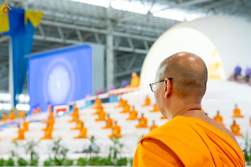 ภาพ No.338912:วันอาทิตย์ที่ 12 กรกฎาคม พ.ศ.2569 พิธีมุทิตาผู้สอบได้เปรียญธรรม ประโยค 1-2 ถึง ป.ธ.9 และ บ.ศ.1-2 ถึง บ.ศ.6 สำนักศาสนศึกษาวัดพระธรรมกาย ประจำปี 2569, พิธีมอบตราตั้งแต่งตั้งอาจารย์ใหญ่ สำนักศาสนศึกษาวัดพระธรรมกาย