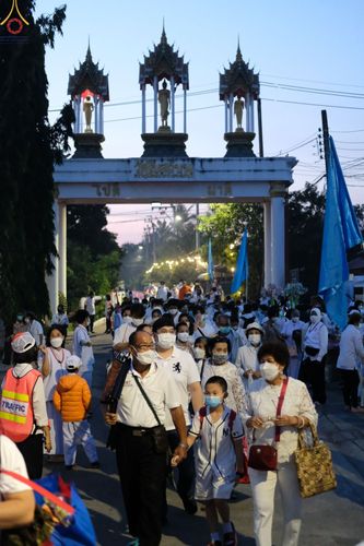 ภาพ No.73518:พิธีตักบาตรพระธรรมยาตราฯ ในโครงการธรรมยาตรากตัญญูบูชา มหาปูชนียาจารย์ พระมงคลเทพมุนี(สด จนฺทสโร) พระผู้ปราบมาร ปีที่ 11 ณ อนุสรณ์สถานลำดับที่ 4 สถานที่เกิดด้วยกายธรรม วัดโบสถ์ (บน) บางคูเวียง อ.บางกรวย จ.นนทบุรี วันที่ 22 มกราคม พ.ศ. 2566