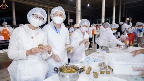 ภาพ No.75099:พิธีถวายภัตตาหารเป็นสังฆทาน แด่คณะพระธรรมยาตราฯ ในโครงการธรรมยาตรากตัญญูบูชา มหาปูชนียาจารย์ พระมงคลเทพมุนี(สด จนฺทสโร) พระผู้ปราบมาร อนุสรณ์สถาน 7 แห่ง ปีที่ 11 วันที่ 31 มกราคม พ.ศ. 2566