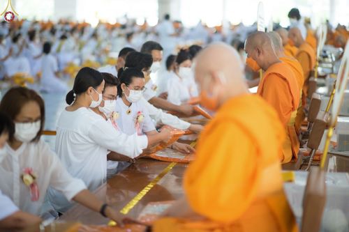 ภาพ No.75413:พิธีสวดพระพุทธมนต์และถวายภัตตาหารเป็นสังฆทาน เนื่องในวันมหาปูชนียาจารย์ วันที่ 3 กุมภาพันธ์ พ.ศ. 2565 ณ วัดพระธรรมกาย อ.คลองหลวง จ.ปทุมธานี