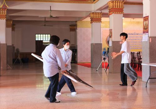 ภาพ No.65927:เจ้าหน้าที่สำนักศรัทธาภิบาล เตรียมงานอุปสมบท ที่วัดป่าโมกวรวิหาร จ.อ่างทอง วันที่ 6 ธันวาคม พ.ศ.2565