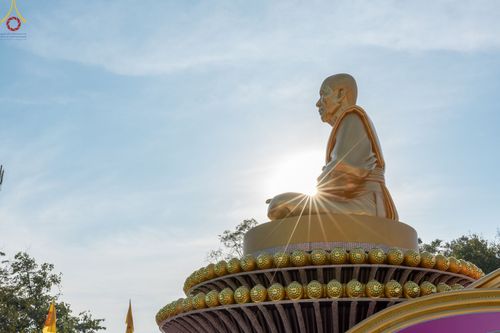 ภาพ No.73212:พิธีจุดประทีปถวายเป็นพุทธบูชา และบูชาธรรมมหาปูชนียาจารย์ ในโครงการธรรมยาตรากตัญญูบูชา มหาปูชนียาจารย์ พระมงคลเทพมุนี(สด จนฺทสโร) พระผู้ปราบมาร ปีที่ 11 ณ อนุสรณ์สถานลำดับที่ 4 สถานที่เกิดด้วยกายธรรม วัดโบสถ์ (บน) บางคูเวียง อ.บางกรวย จ.นนทบุรี วันที่ 21 