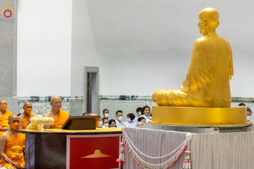 ภาพ No.89218:พิธีประดิษฐานรูปหล่อทองคำ  คุณยายอาจารย์มหารัตนอุบาสิกาจันทร์ ขนนกยูง ภายในมหาวิหารคุณยายอาจารย์ฯ เนื่องในวันครูผู้ค้นพบวิชชาธรรมกาย วันศุกร์ที่ 29 กันยายน พ.ศ. 2566 ณ วัดพระธรรมกาย จ.ปทุมธานี