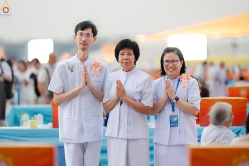 ภาพ No.324605:วันที่ 22 เมษายน พ.ศ.2569 (วันคุ้มครองโลก) บรรยากาศสาธุชน ในงานถวายมหาสังฆทาน 40,000 กว่าวัดทั่วประเทศ ณ ลานธรรม วัดพระธรรมกาย