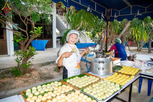 ภาพ No.321765:วันที่ 12 เมษายน พ.ศ.2569 ตักบาตรสงกรานต์ฉลองสามเณรใหม่  ณ ศูนย์ปฏิบัติธรรมระยอง(บ้านช่องลม)