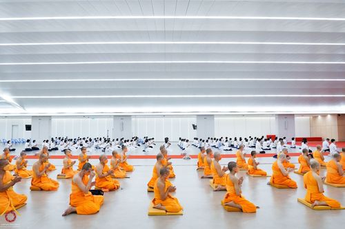 ภาพ No.67563:คณะสงฆ์วัดพระธรรมกาย และศูนย์ส่งเสริมทั่วโลกเจริญพระพุทธมนต์ และปฏิบัติธรรมเจริญสมาธิภาวนาเพื่อถวายพระพรชัยมงคลแด่ สมเด็จพระเจ้าลูกเธอ เจ้าฟ้าพัชรกิติยาภา นเรนทิราเทพยวดี กรมหลวงราชสาริณีสิรพัชร มหาวัชรราธิดา