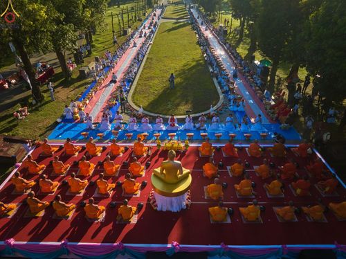 ภาพ No.68341:พิธีตักบาตร ณ พระมหาเจดีย์บรมพุทโธ ประเทศอินโดนีเซีย วันที่ 18 ธันวาคม พ.ศ. 2565